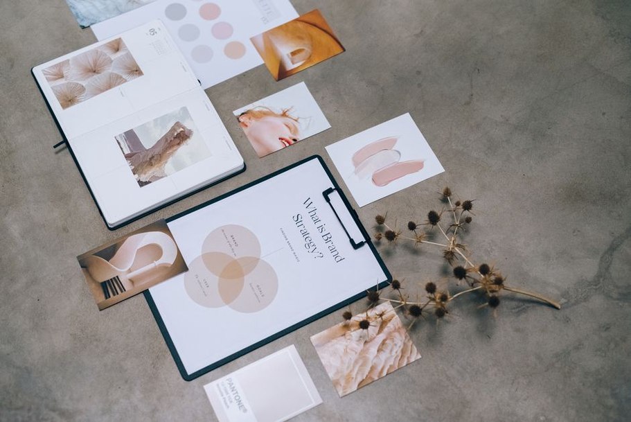 éléments de design de marque sur un bureau