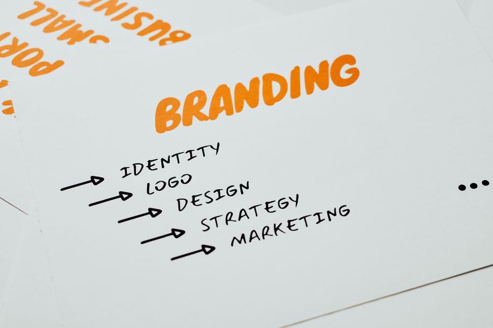Éléments de branding sur un tableau blanc