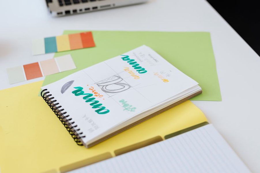 éléments de branding sur un bureau de designer