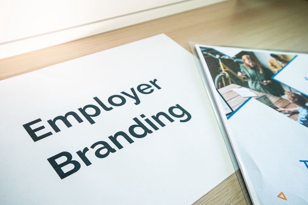éléments de branding sur un bureau