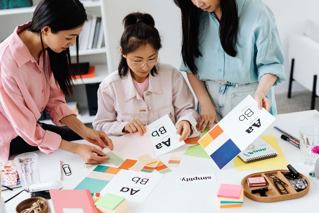 échantillons de couleurs pour branding en atelier