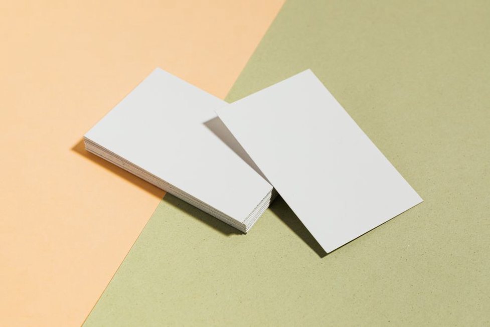 Carte de visite avec un design simple et lisible