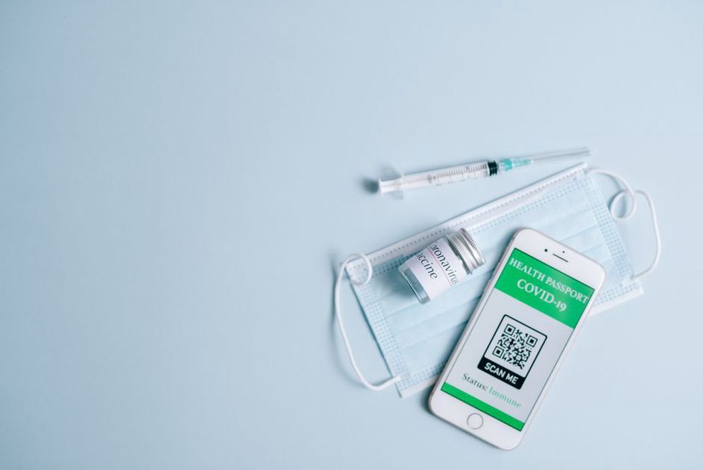 Carte de visite avec un code QR menant à un site web professionnel