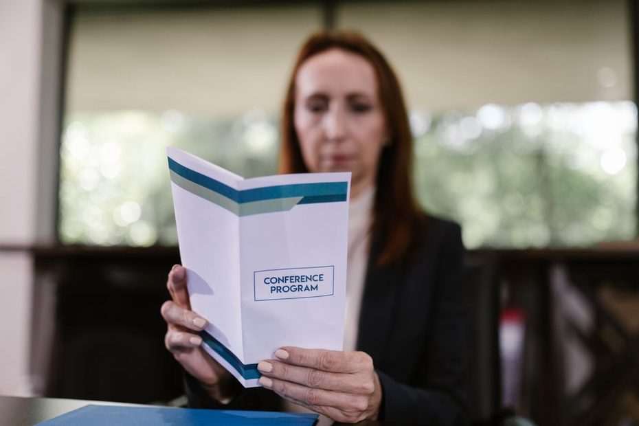 Brochures d'entreprise sur une table lors d'une réunion