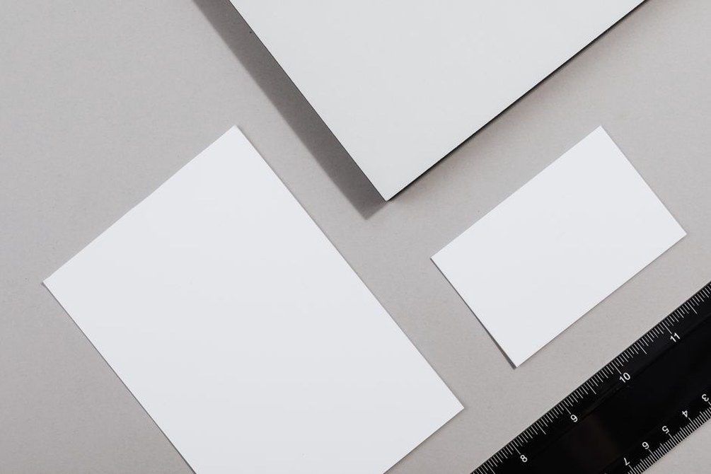Différents formats de papeterie d'entreprise colorée sur un bureau