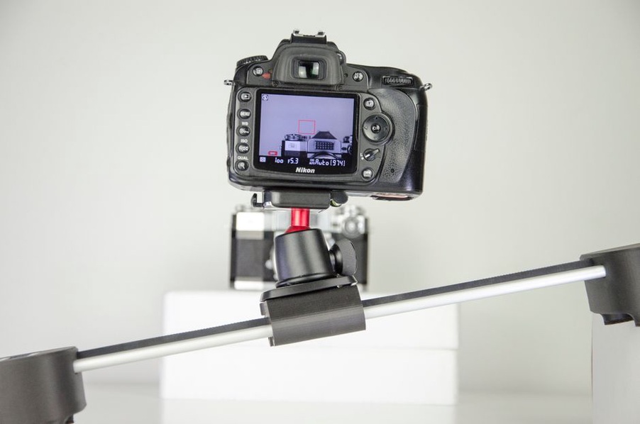 appareil photo sur trépied photographiant des produits