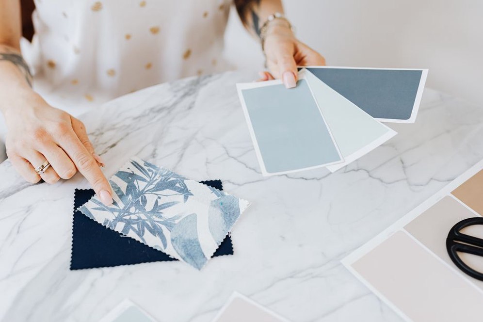 Palette de couleurs sur un bureau de designer