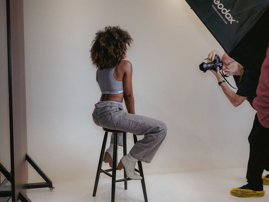 séance photo en studio créatif avec un photographe et un modèle
