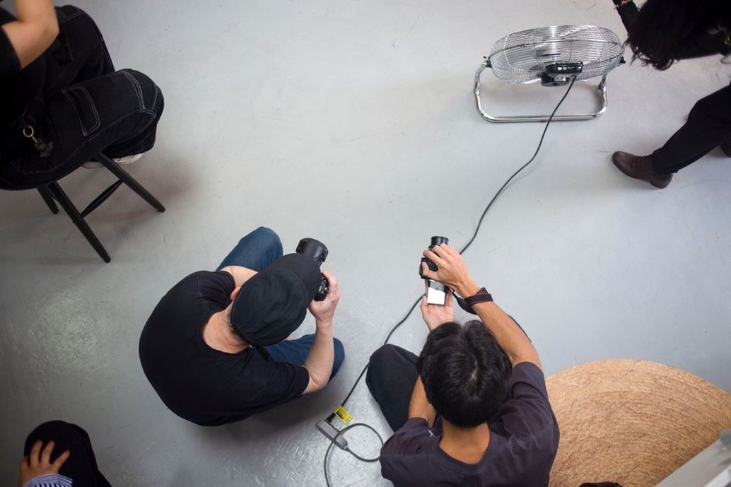 Équipe créative travaillant dans un studio photo