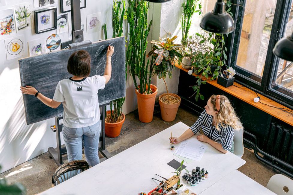 participants dans un atelier créatif