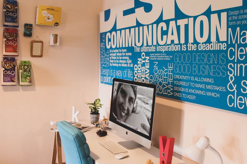 Un espace de travail créatif avec une typographie moderne