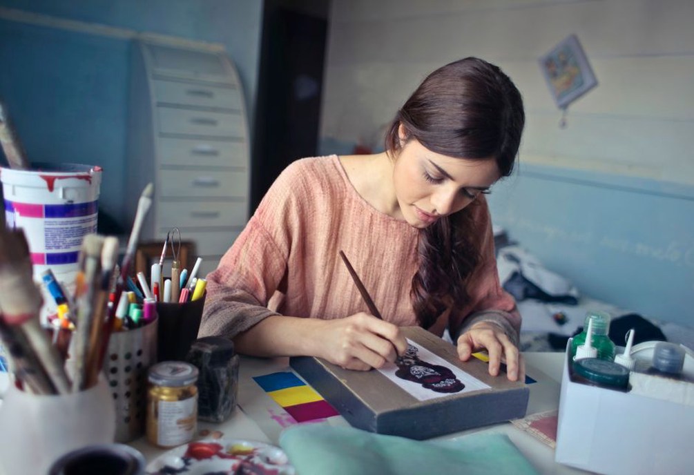 espace de travail créatif avec des œuvres d'art