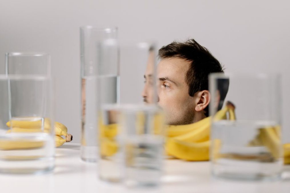 Cinq personnes discutant autour d'une table sur la perception client