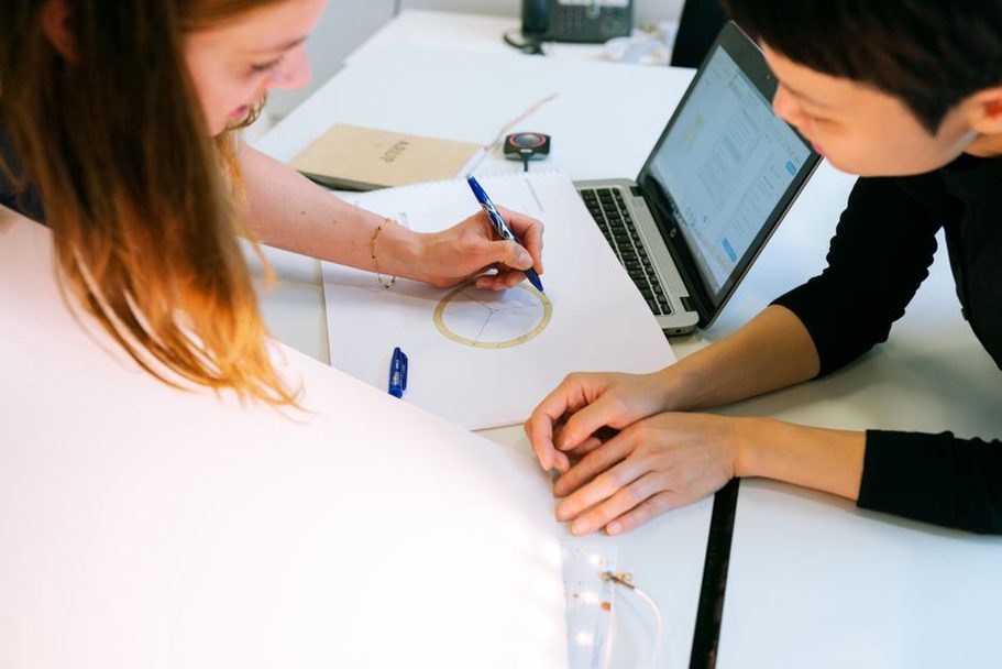 équipe de design en pleine séance de brainstorming