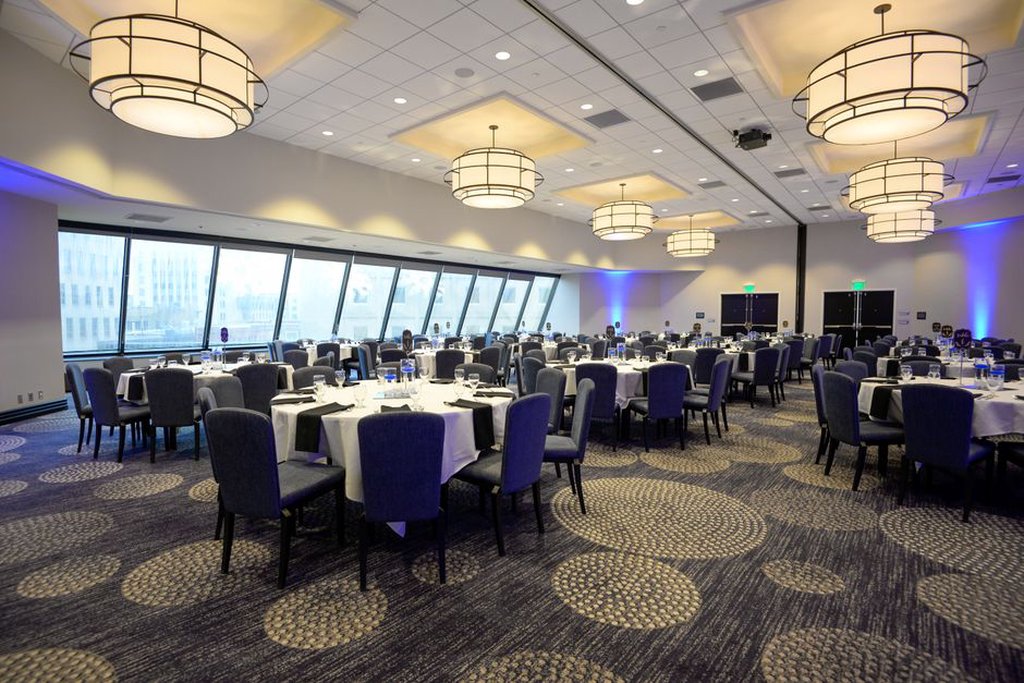 salle élégamment décorée pour événement d'entreprise