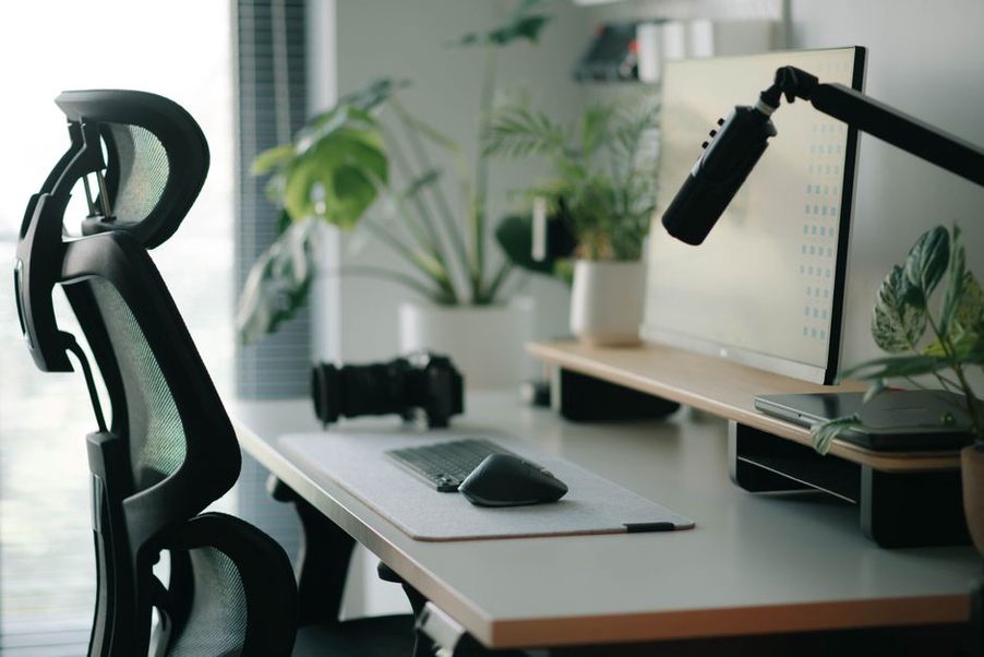 Bureau ergonomique avec chaise et écran réglable