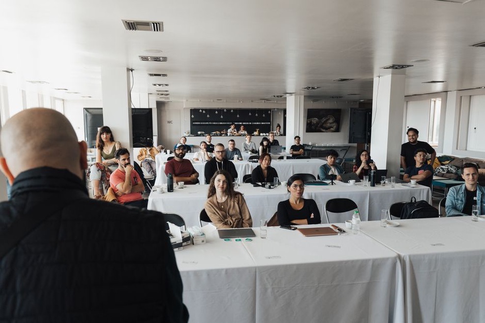 équipe de planification discutant autour d'une table