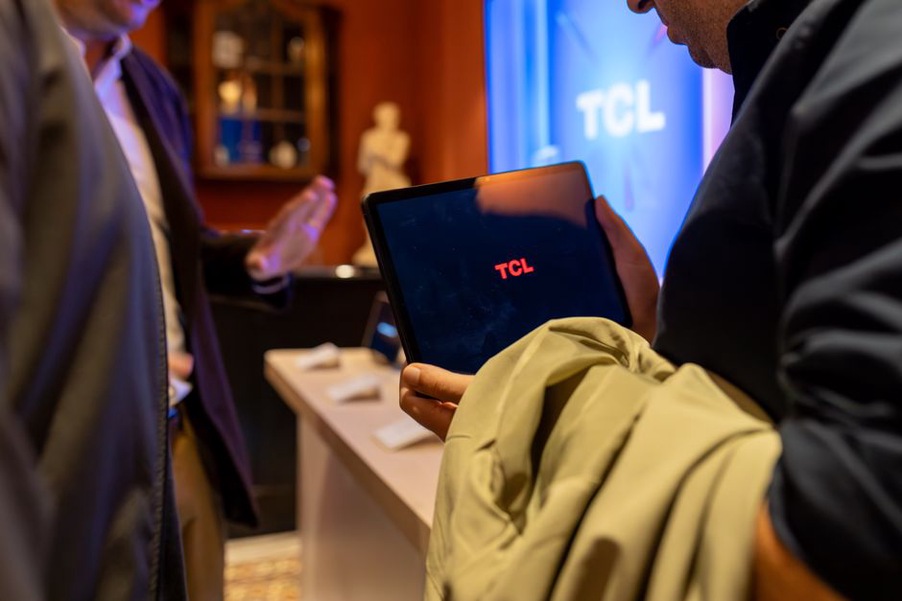 écran digital interactif dans un showroom