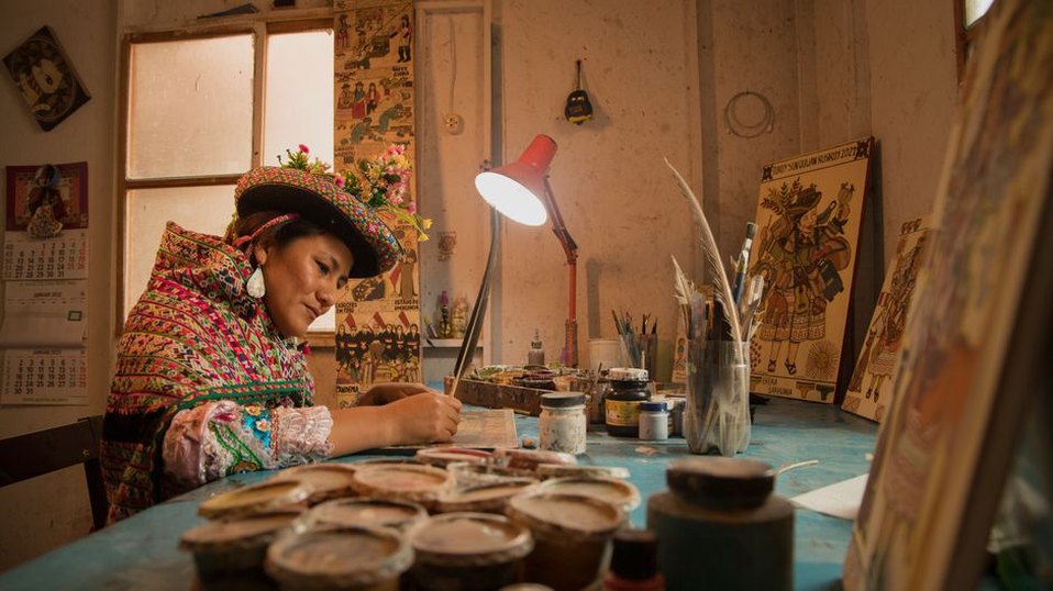 artiste local peignant dans son atelier