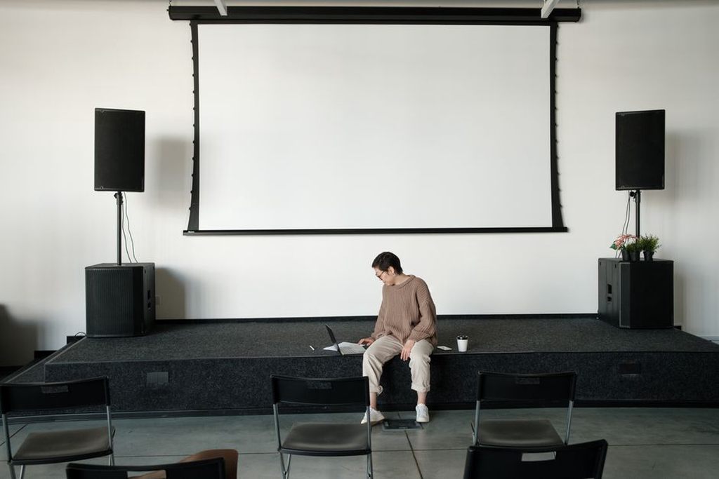 installation technologique pour salle de réunion avec écran et haut-parleurs