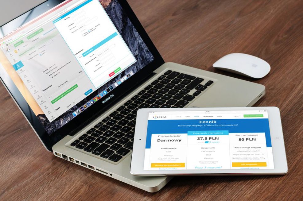 design de site web adapté aux mobiles sur une tablette