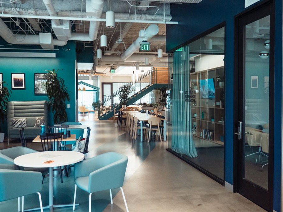 œuvres d'art moderne dans un espace de coworking