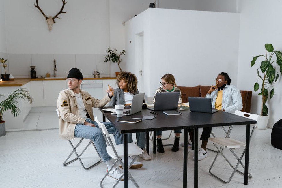 espace de coworking moderne avec mobilier flexible