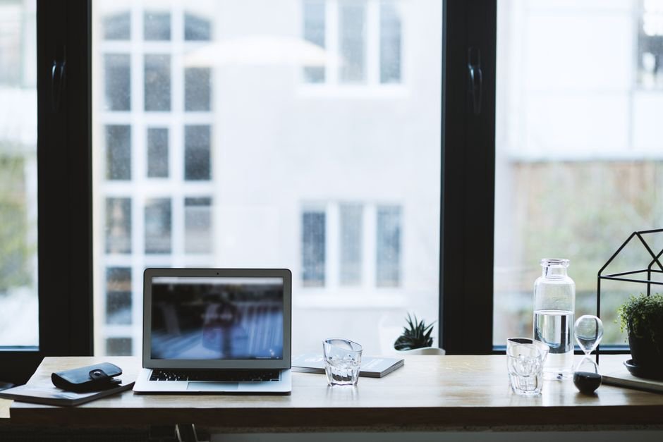 Bureau moderne minimaliste avec lumière naturelle