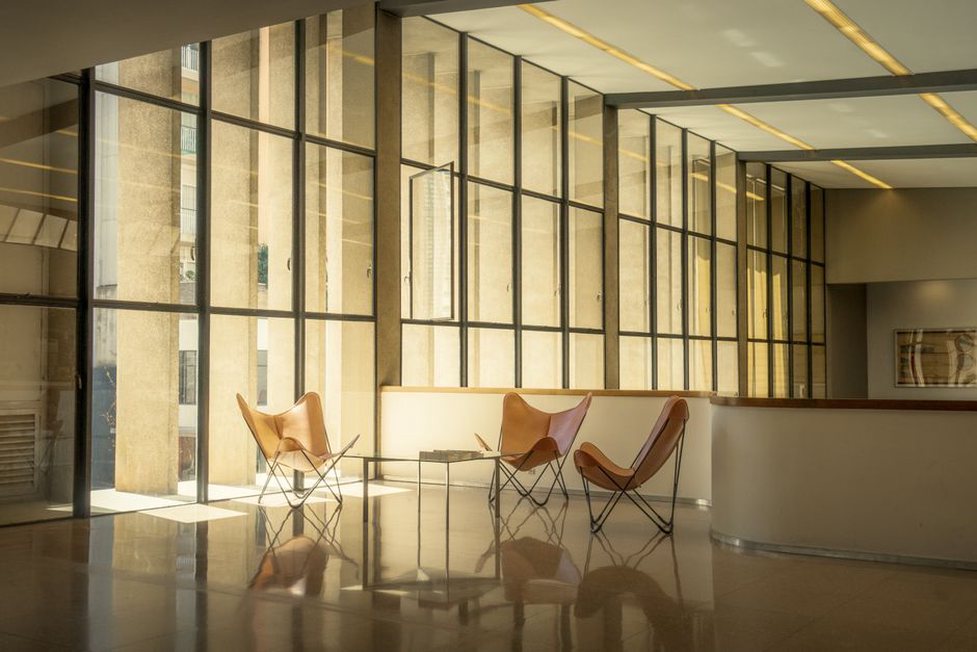 Intérieur de bureau moderne avec des tons chauds
