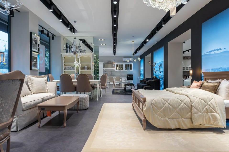 Intérieur d'un showroom moderne avec un éclairage bien intégré
