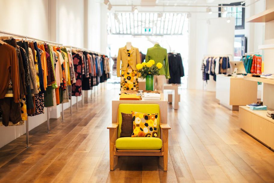 Textiles variés dans un showroom contemporain