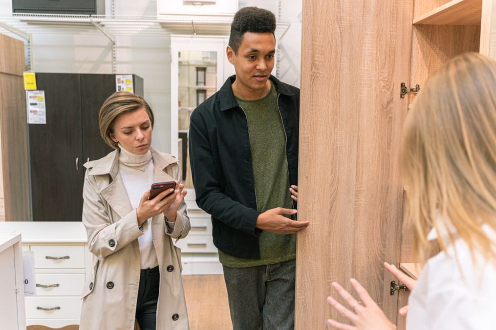 clients explorant un showroom moderne