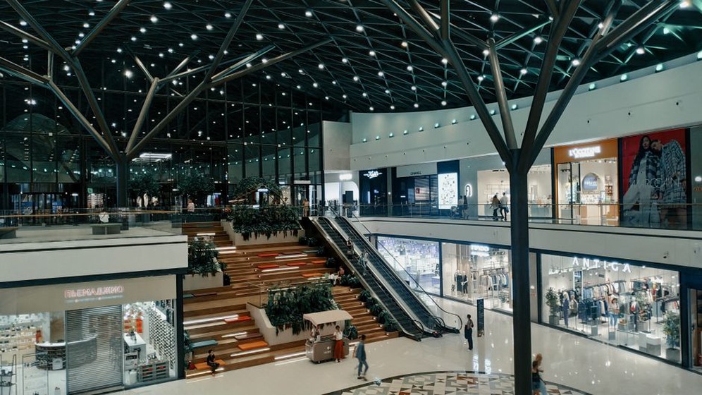intérieur de magasin moderne avec éclairage unique