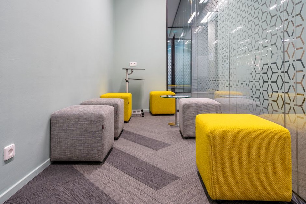 mobilier de bureau modulable dans une petite salle de réunion