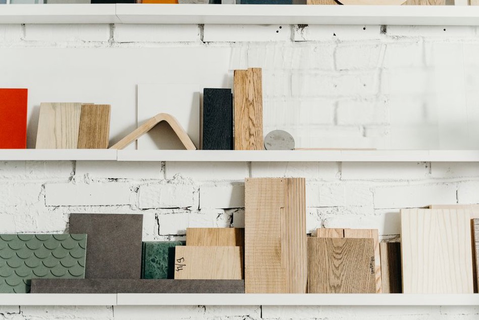 Bois naturel utilisé dans un showroom moderne