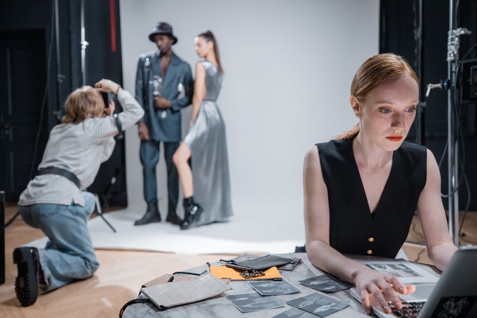 personnes photographiant des produits dans un studio