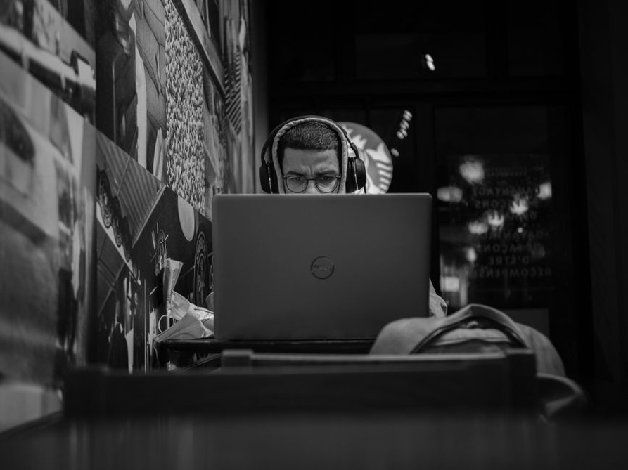 Personne portant un casque antibruit au bureau