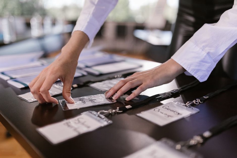 salle de réception d'événement d'entreprise avec décoration personnalisée
