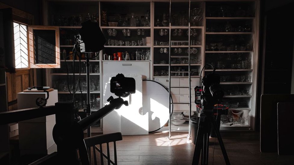 studio avec lumière naturelle à travers de grandes fenêtres