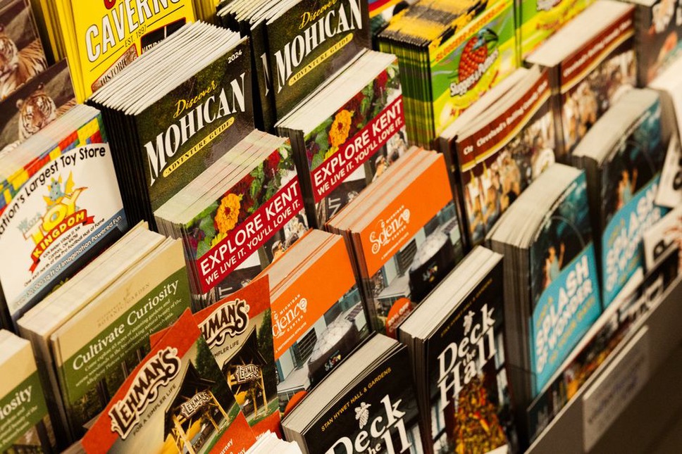 Brochures colorées en cours d'impression