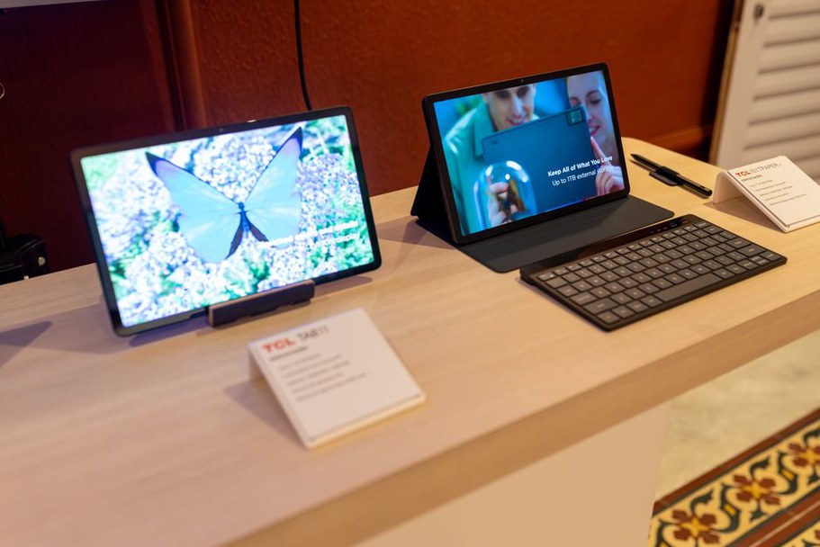 Écran interactif dans un showroom moderne