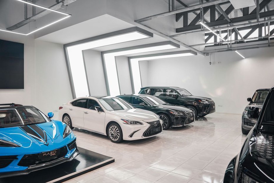 Un showroom bien éclairé avec des luminaires modernes