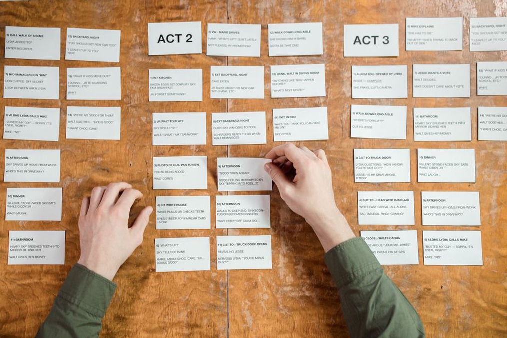 un organisateur d'événements discutant de la stratégie de storytelling avec son équipe