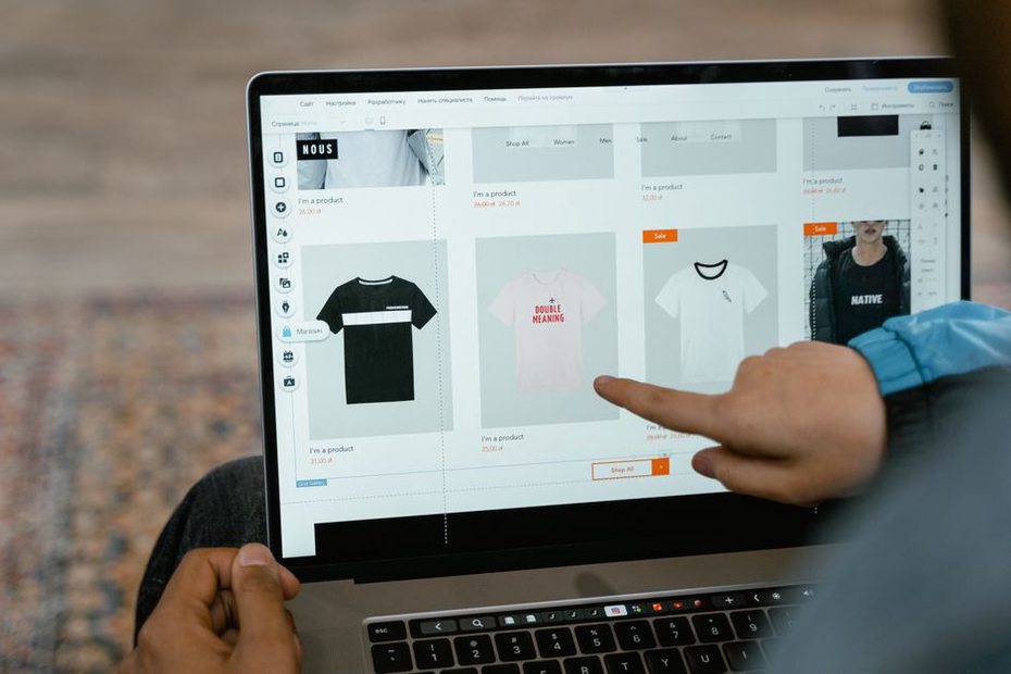 utilisateur naviguant sur un site web professionnel