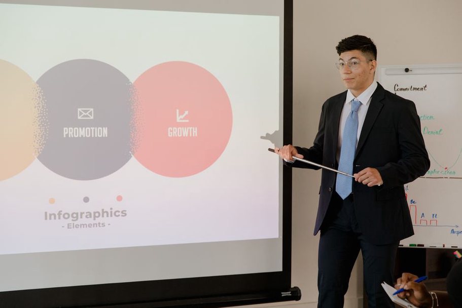 diapositive de présentation colorée avec des graphiques