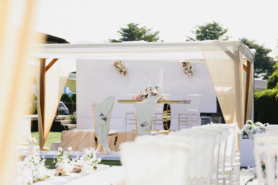 Décorations de salle de mariage élégantes et fleuries