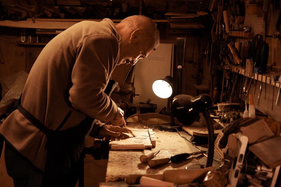 Outils et matières visibles dans un atelier lumineux