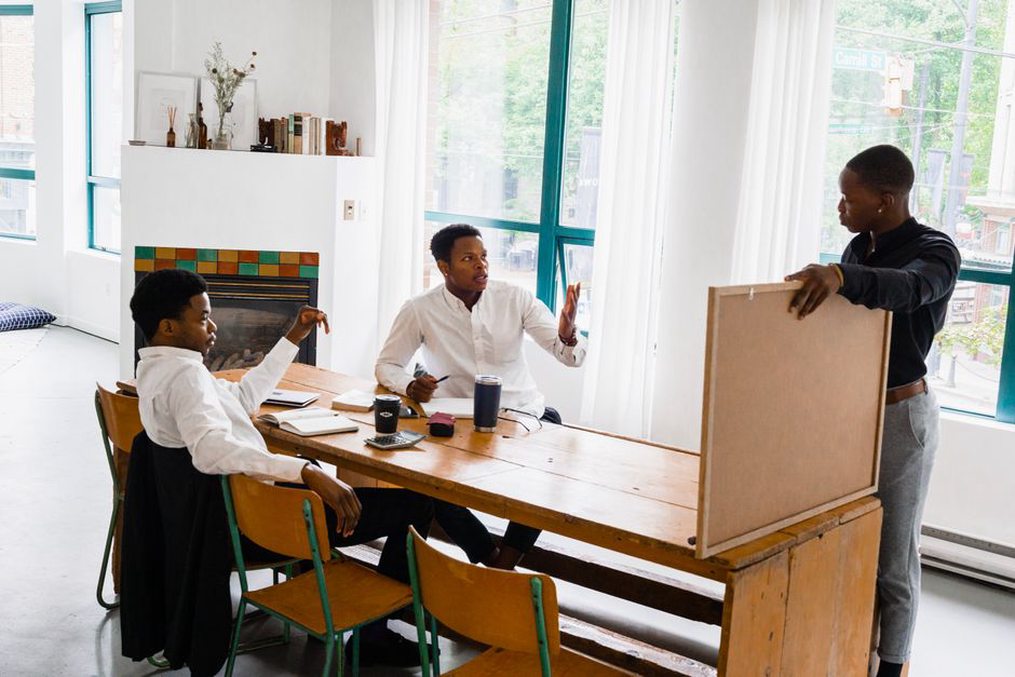 Une équipe examine une proposition d’œuvre sur place