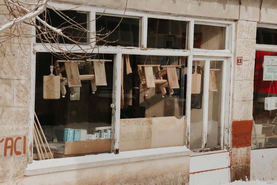 Une vitrine épurée met en valeur quelques produits