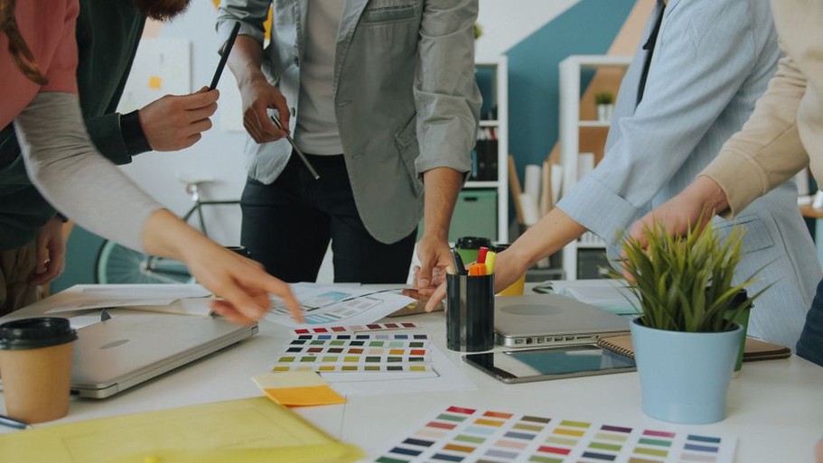 Une table préparée pour un rendez-vous professionnel